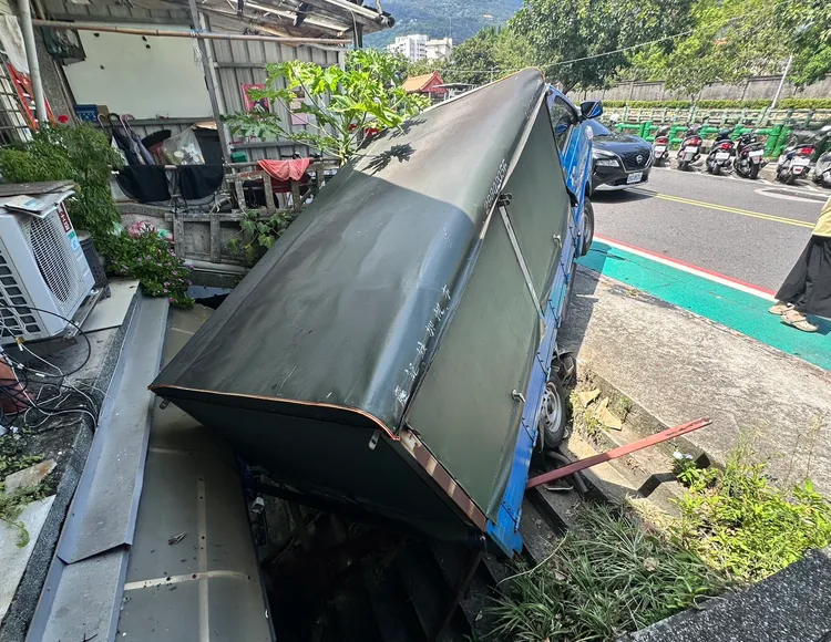 小貨車滑落至邊坡並撞上建物才停下，所幸未造成人員受傷。翻攝畫面