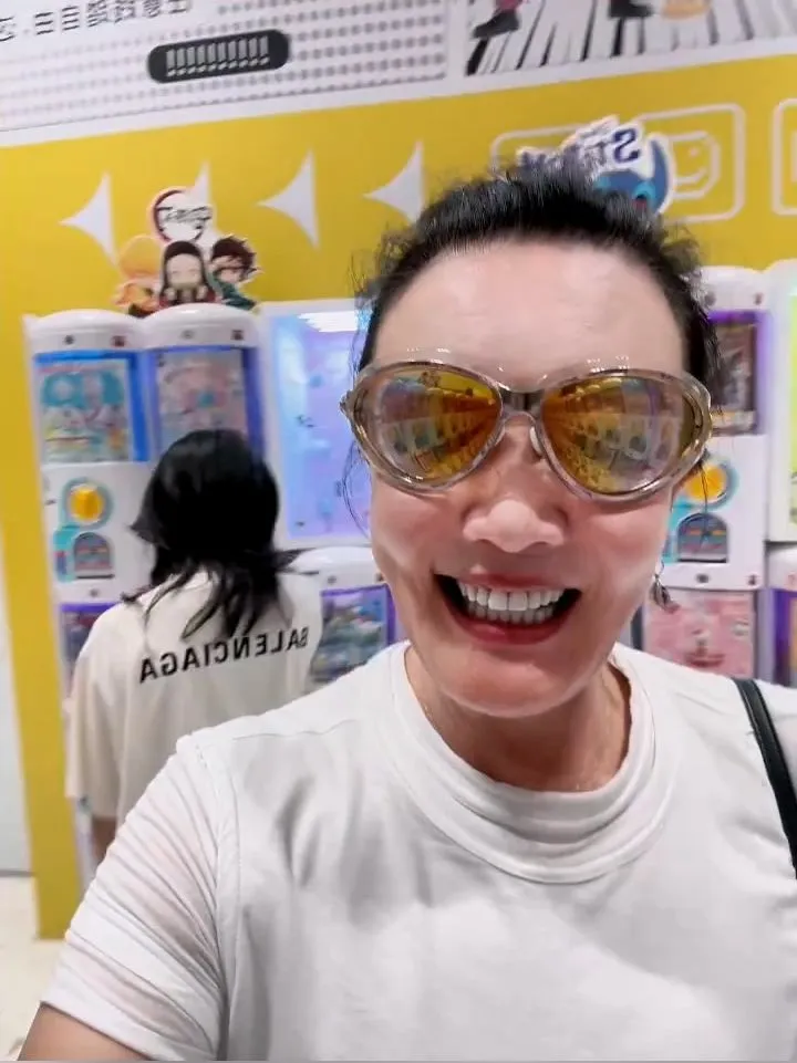 張蘭帶孫女玥兒轉扭蛋，玥兒穿著BALENCIAGA白T。翻攝張蘭微博