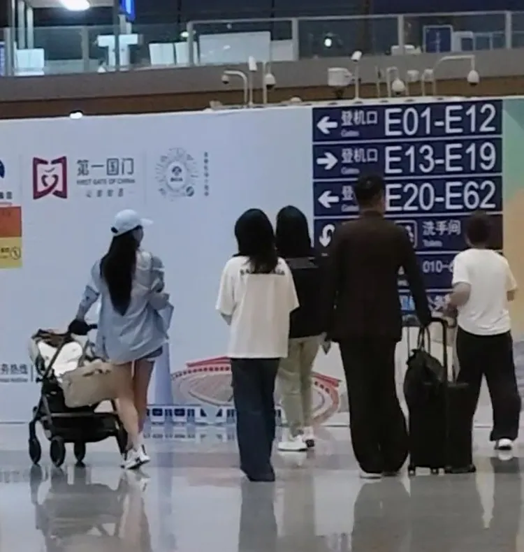 機場免稅店人員稱遇到汪小菲一家人，指他們應該飛台北。翻攝北京T3機場免稅Qeellin Orli小紅書