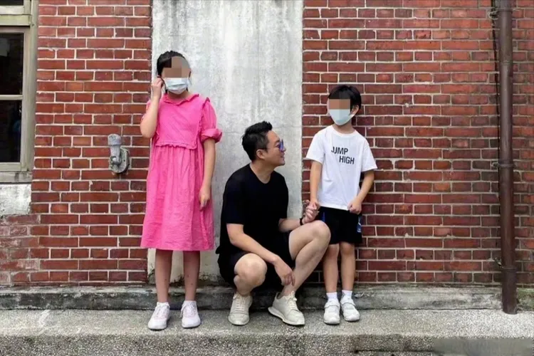 汪小菲與女兒小玥兒及兒子箖箖合影。翻攝汪小菲微博