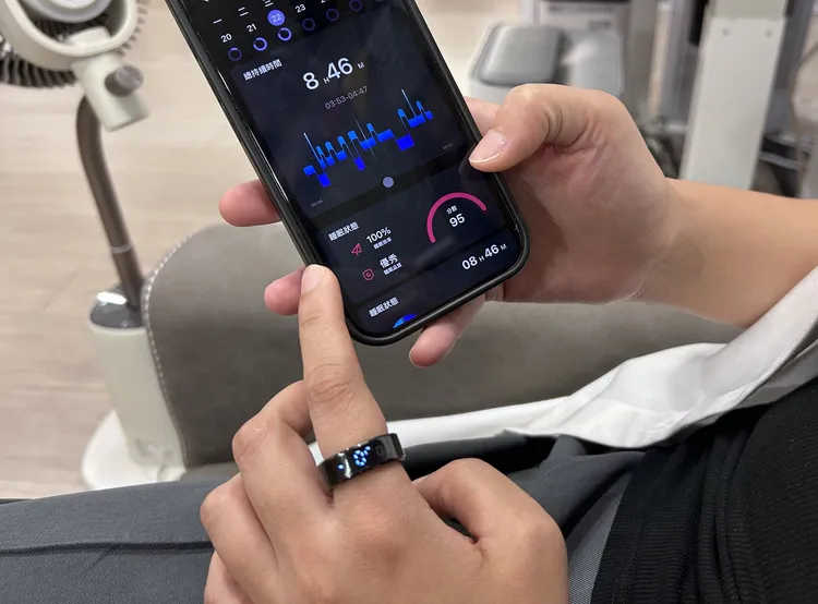 AI智慧戒指可隨時追蹤爸爸的身體指數，成為父親節贈禮熱門選擇。業者提供