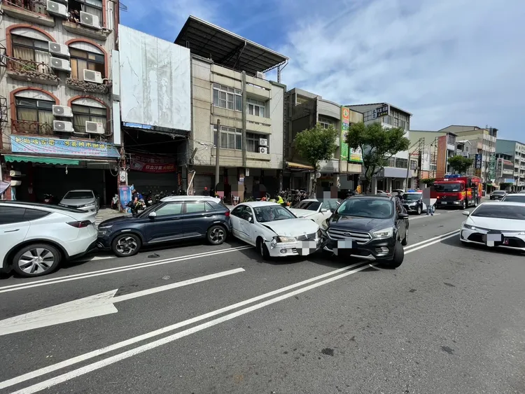現場共有7車撞成一團。民眾提供