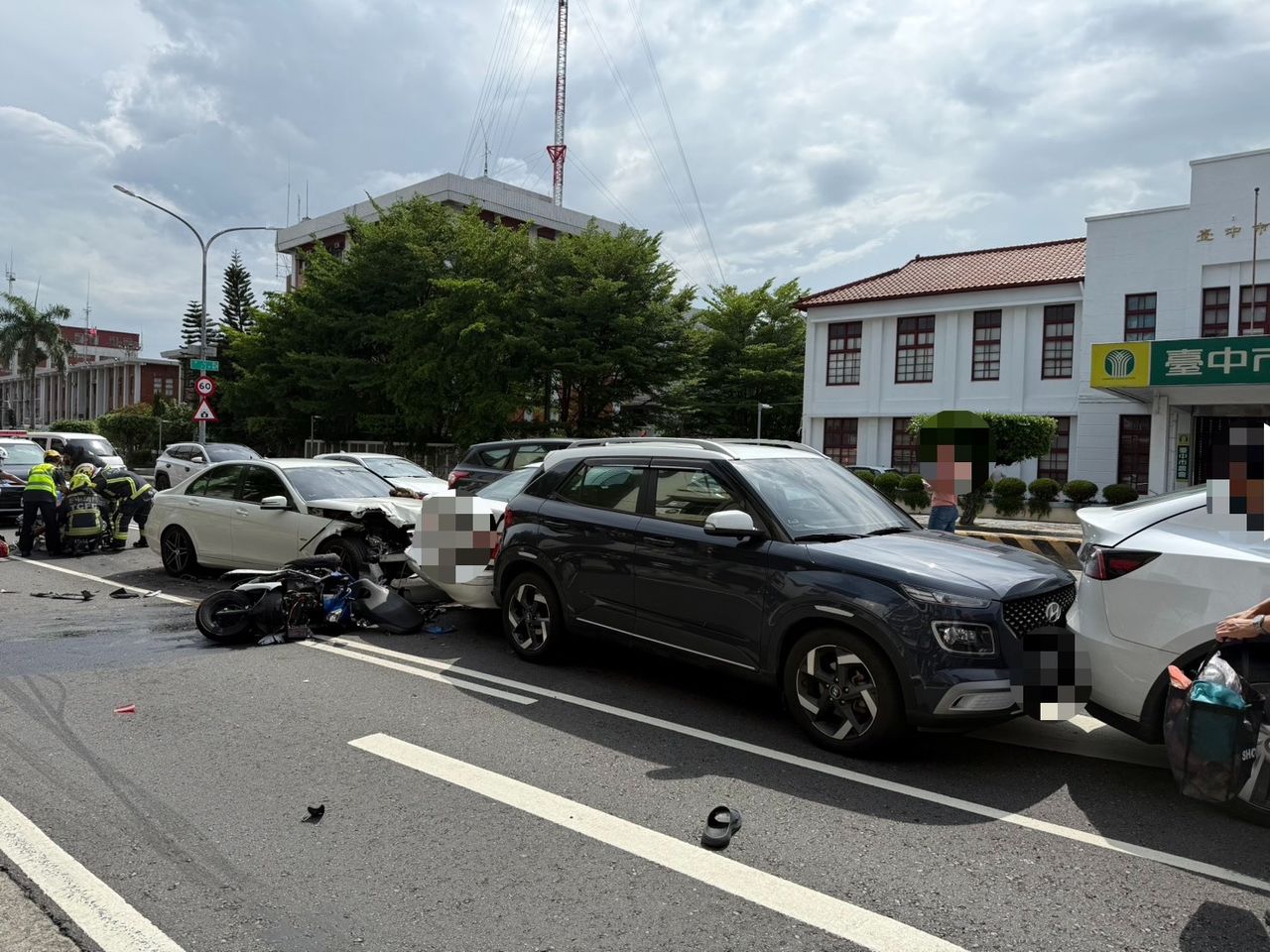 又是毒駕!台中45歲賓士女追撞6車釀1死4傷 騎士遭夾擊慘死
