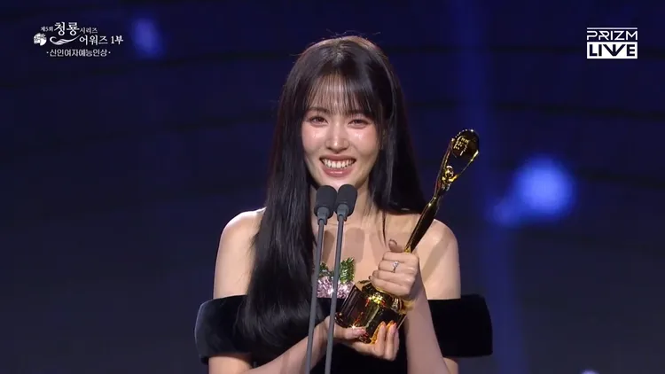 「STAYC」的Yoon憑《職場人們2》拿下綜藝女新人獎，忍不住感動落淚。翻攝PRIZE