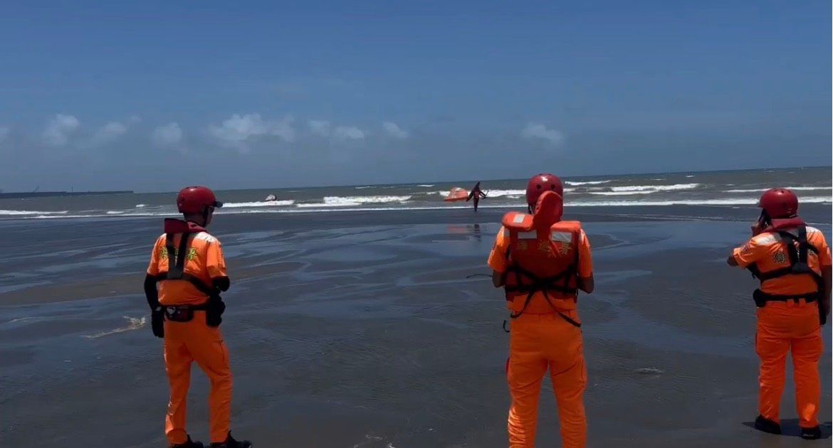 颱風劃警戒區仍硬闖海岸線! 海巡單日於桃園、宜蘭舉發11人送辦