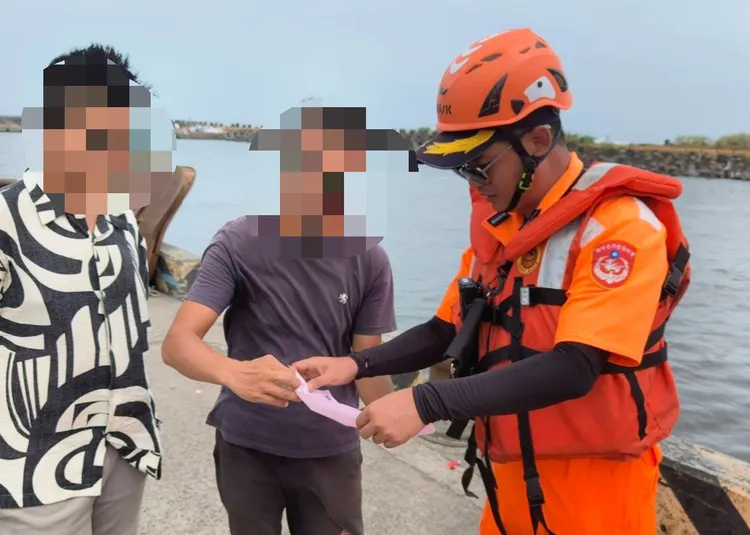 海巡人員舉發違規民眾。北部分署提供