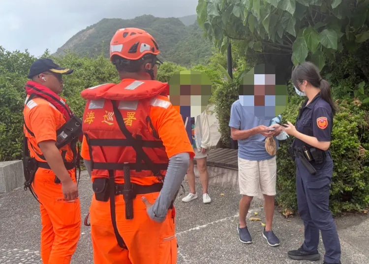 海巡人員舉發違規民眾。北部分署提供