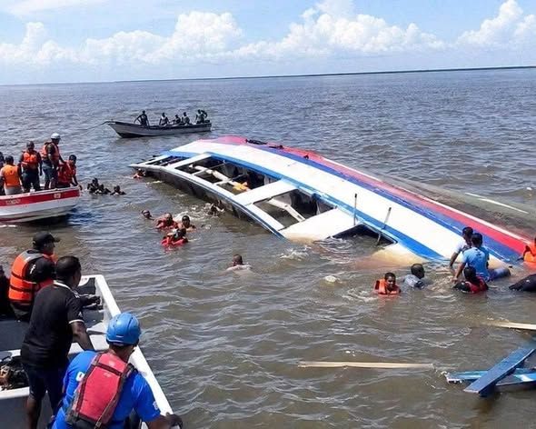 熟睡乘客瞬間落海!蓋亞那老渡輪深夜翻覆 133人落海66人生死未卜
