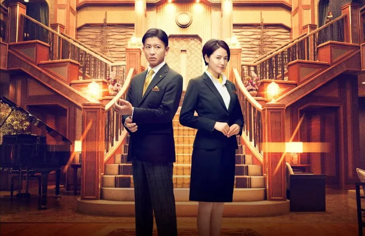 木村拓哉（左）、長澤雅美搭檔演出《假面飯店》系列。翻攝網路