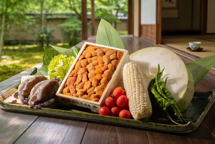 WA-RA 日式餐廳以「旬」為信仰、以當令食材為本，透過即席料理、炭火香氣與精準出餐節奏，邀賓客感受一場專屬盛夏的日式旬味劇場。業者提供