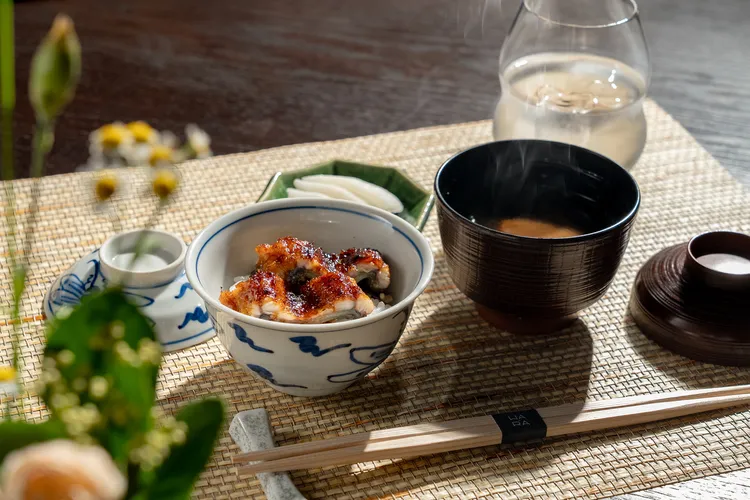 一道旬鰻，既是對千年飲食智慧的致意。料理長採關西作法，連頭帶尾不經蒸製、直接炭火炙烤，鰻脂緩緩釋出，表皮酥脆焦香、內裡豐腴綿密(餐點以實物為準)。業者提供