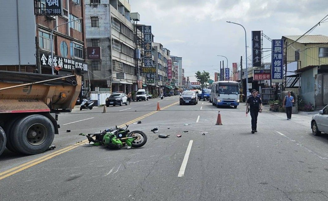驚悚!大型重機猛撞曳引車 騎士噴飛送醫不治 大車駕駛涉酒駕