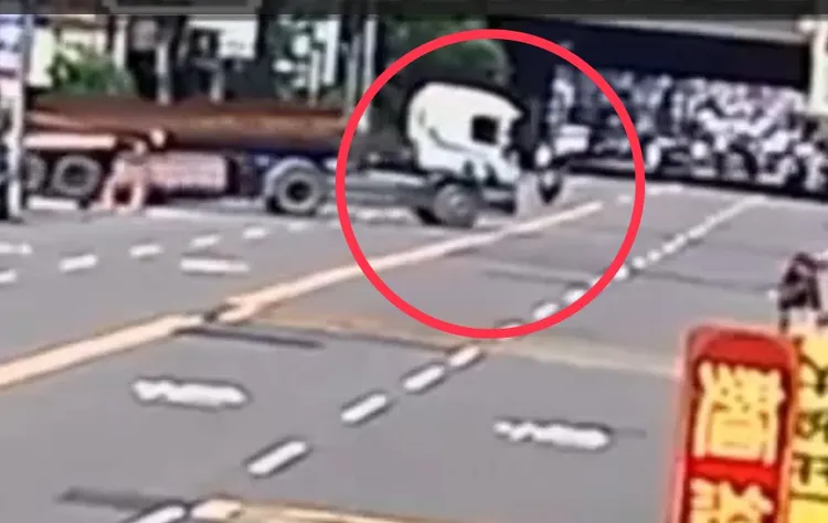 撞擊瞬間相當驚悚，曳引車駕駛酒測值每公升0.11毫克，詢後依公共危險、過失致死罪送辦。民眾提供