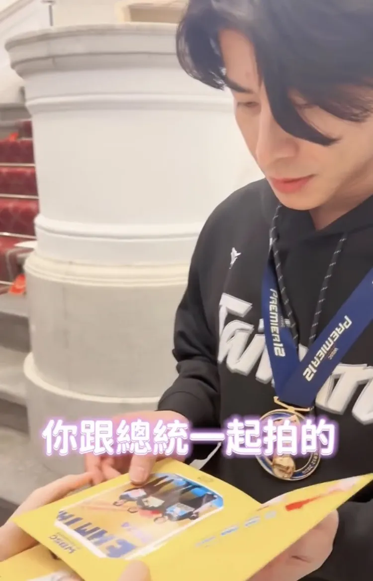 中華棒球隊在12強經典賽奪冠，凱旋赴總統府參加英雄會時，隊長陳傑憲也用「拍拍印」。拍拍印提供