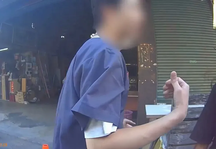 男子報案後留在現場，員警詢問女子，她竟說嘴角紅紅是因為「吃火龍果」。民眾提供
