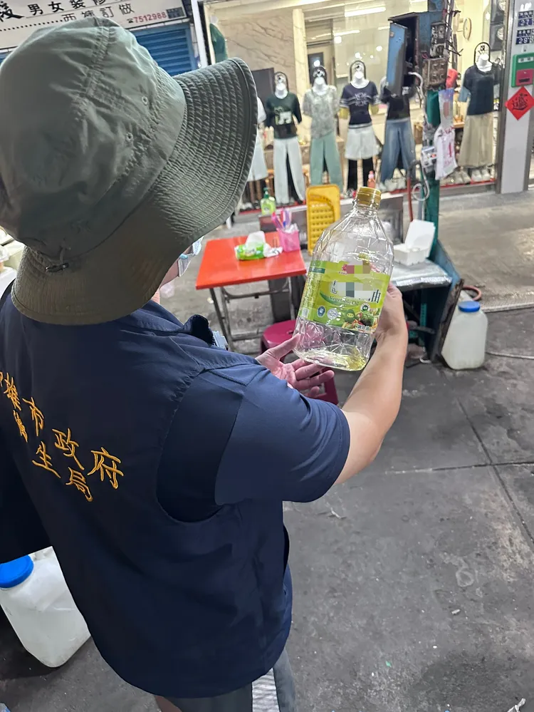 高市府食安小組持續強化餐飲、市場夜市及商圈等通路查察，保障消費者食用安全。翻攝畫面