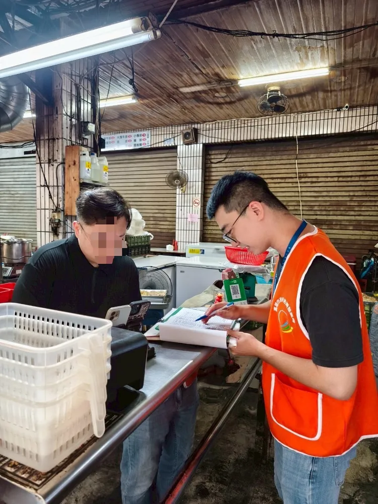 高市府食安小組持續強化餐飲、市場夜市及商圈等通路查察，保障消費者食用安全。翻攝畫面