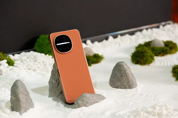 SHARP AQUOS R11採用日系質感設計，圖中陶韻橘配色搭配圓形相機模組，內建徠卡監修HEKTOR三鏡頭與Akarium動態光律發光元件，主打AI攝影輔助與光影互動體驗。SHARP提供