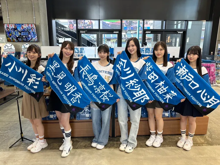 偶像團體乃木坂46成員受邀到火腿主場開球。翻攝自乃木坂46官方X