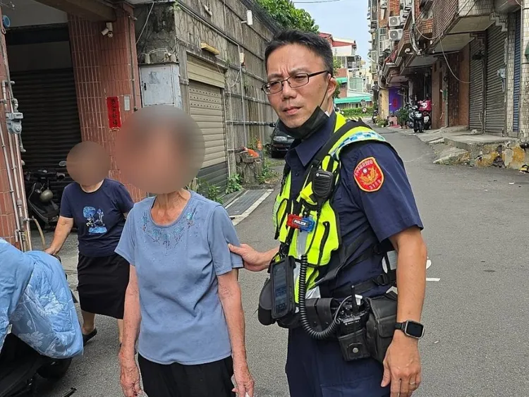 廖婦外出買饅頭卻忘了回家的路，幸得熱心民眾協助報警，順利回家。翻攝畫面