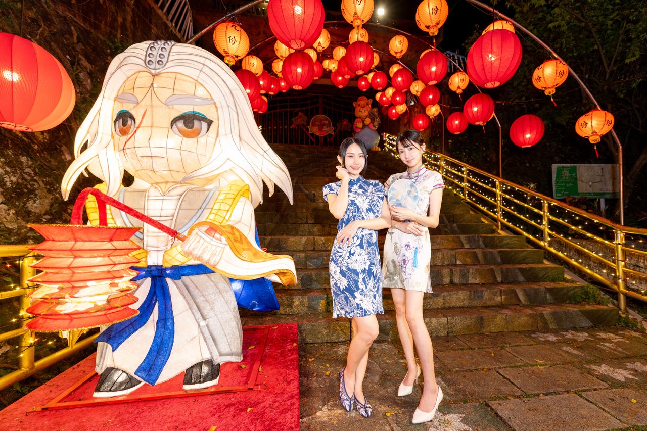 九份紅燈籠祭點亮山城!侯友宜攜手百人提燈夜遊 霹靂布袋戲驚艷登場