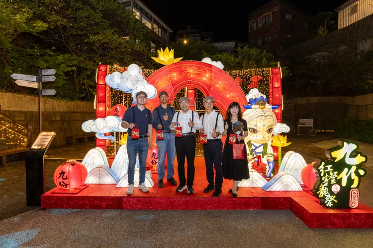「2026九份紅燈籠祭」活動期間各主題裝置每日18時至22時亮燈，五番坑公園主燈秀則於18時30分至21時，每逢整點及半點展演，帶給大家兼具故事性與藝術性的夜間賞燈體驗。觀光局提供