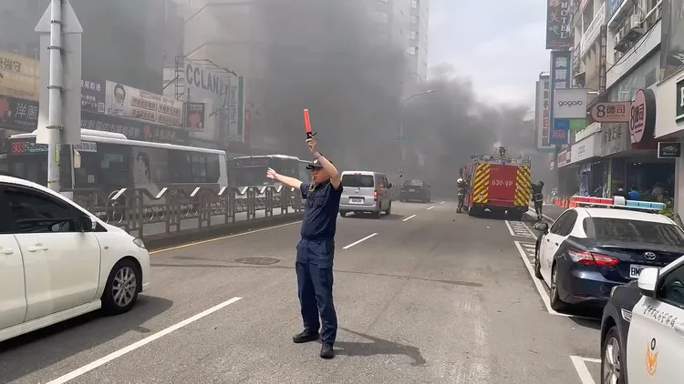 現場濃煙密佈，警方進行交管。民眾提供