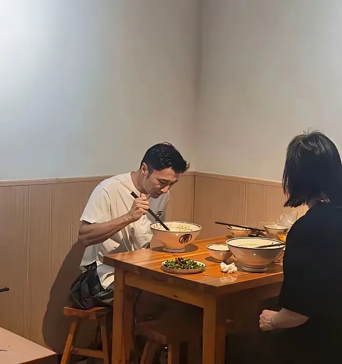 王菲和謝霆鋒在麵店用餐被拍。翻攝微博
