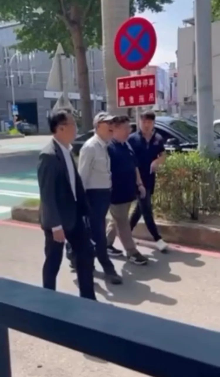 黃揚明引用網友照片指出，2位部長搭乘車輛疑似停放於禁止臨時停車區域，甚至占用斑馬線，呼籲警方依法處理交通違規。翻攝自黃揚明臉書