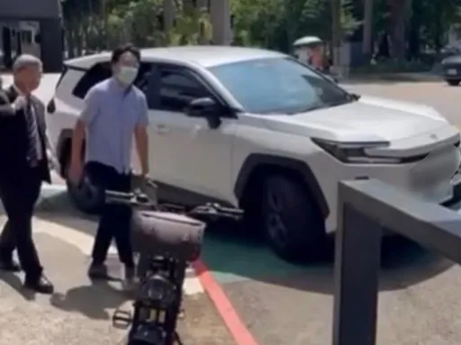 龔明鑫、鄭英耀新竹輔選座車遭檢舉違停　竹市警證實：依法受理開罰