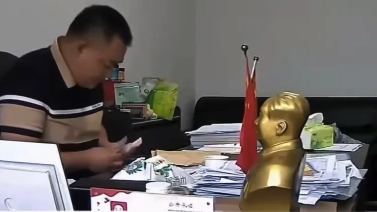 張祥在辦公室內數收到的賄款。翻攝自X