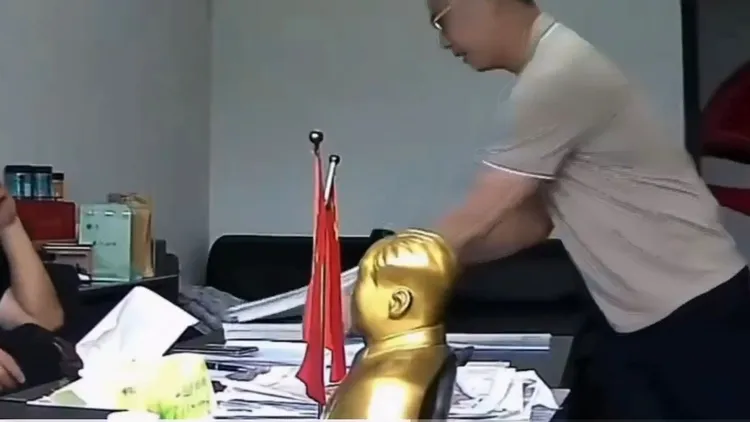 有行賄著熟稔地直接將賄款塞進張祥桌上文件之間。翻攝自X