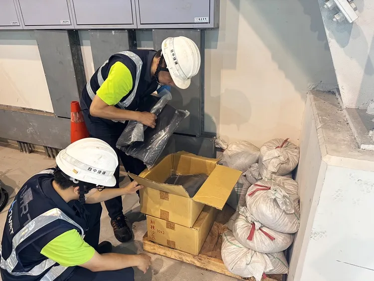 中捷人員在颱風來襲前確認沙包數量。市府提供