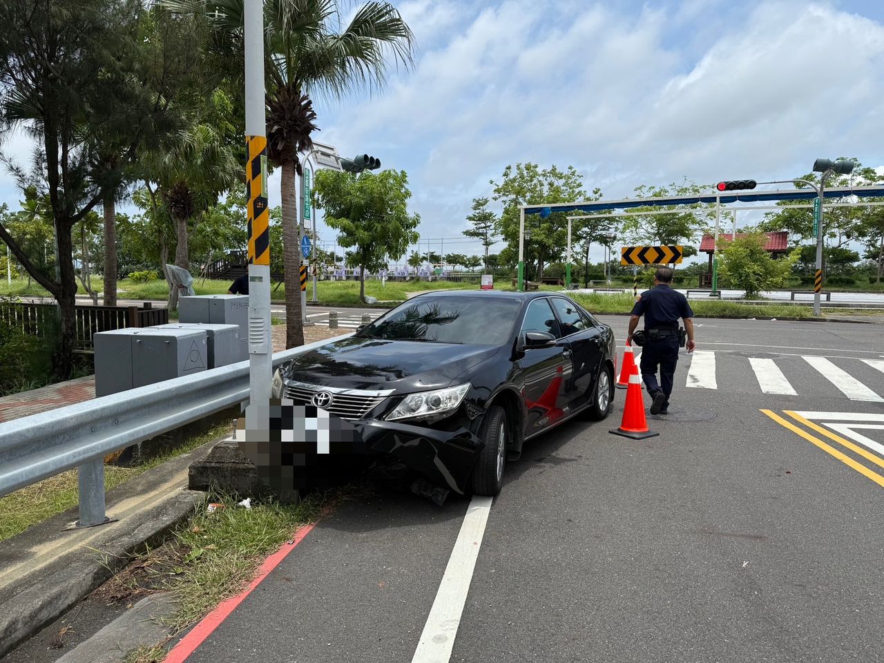 闖紅燈後自撞電桿!南警查獲疑涉毒駕及毒品案送辦