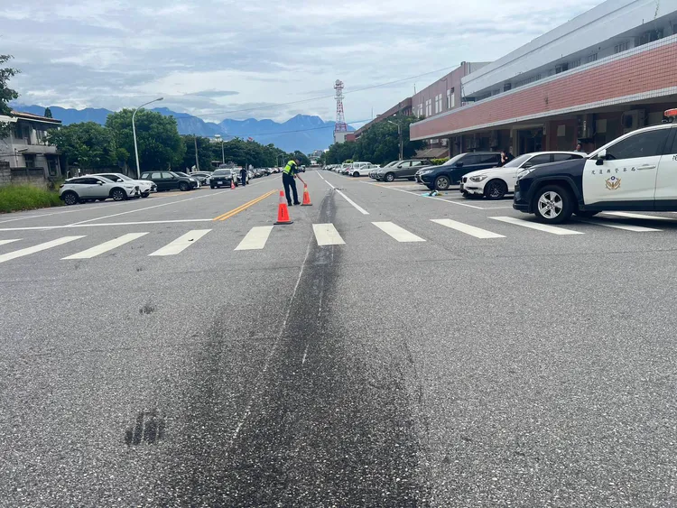 車禍事故撞擊猛烈地上留下長刮痕。警方提供