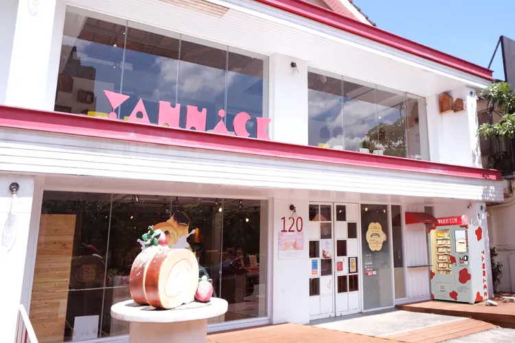 亞尼克台中旗艦店引進YTM（蛋糕販賣機），提供24小時甜點服務。業者提供