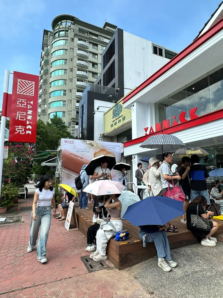 亞尼克台中旗艦店7月1日重新開幕，連3天推出「百元生乳捲」活動造成排隊熱潮。業者提供