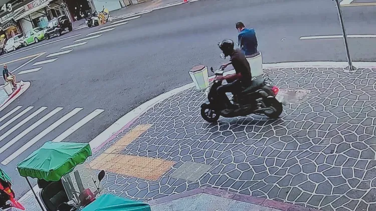 男子騎機車犯案後離去。民眾提供