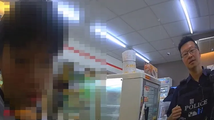 施姓男童在超商寄送SIM卡時，被店員及員警及時阻止。民眾提供