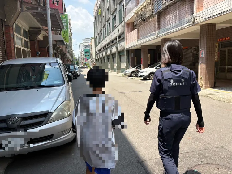 員警陪同施童返家，一路上講解防詐觀念。民眾提供
