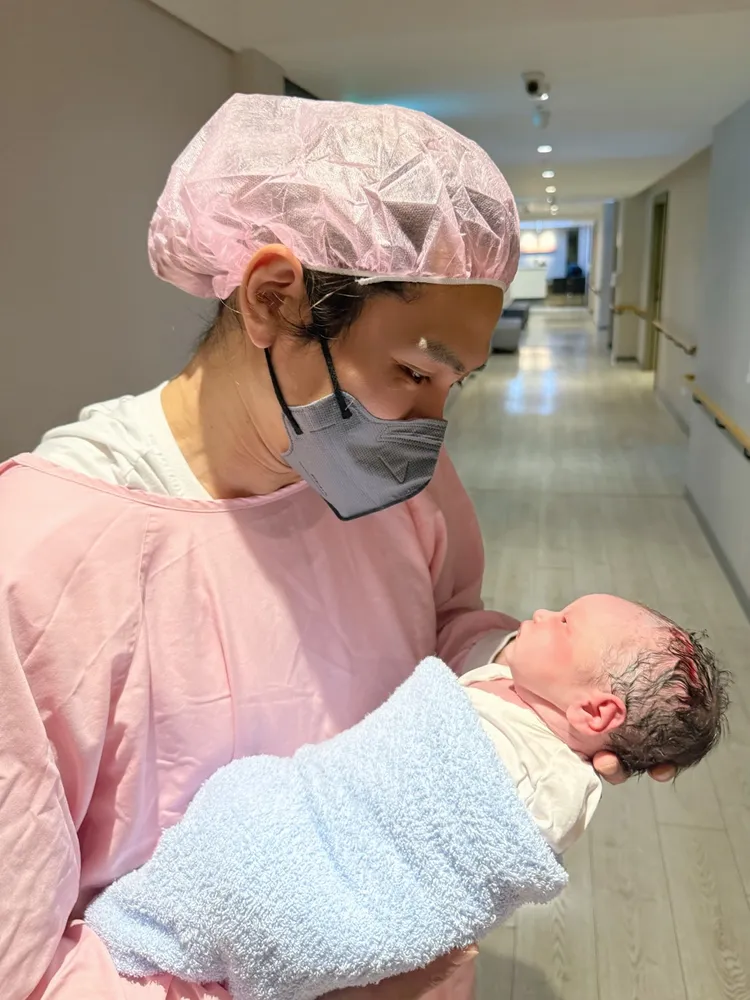 李又汝老公開心抱著女兒。民視提供
