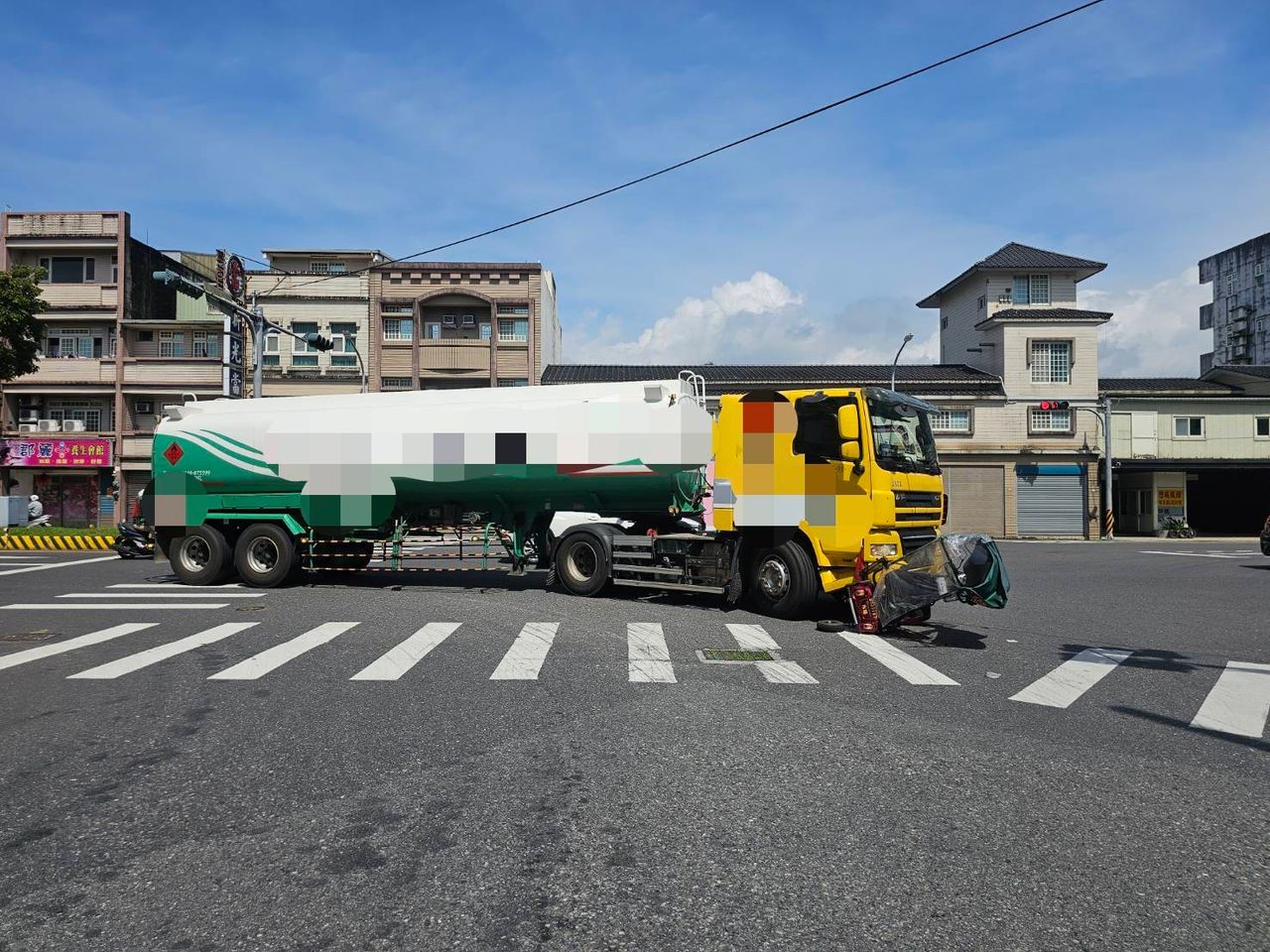 礁溪油罐車右轉撞電輔車!84歲婦倒地險遭輾 驚悚瞬間曝光