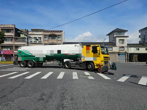 礁溪油罐車右轉撞電輔車！84歲婦倒地險遭輾　驚悚瞬間曝光