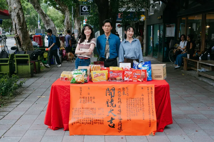 黃迪揚（中）和郭雪芙（左）劇中飾演夫妻，並育有女兒李沐（右）。一諾影視提供