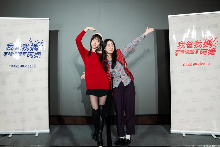 殺青酒上，郭雪芙（左）化身動漫《SPY×FAMILY 間諜家家酒》中的「約爾·佛傑」，李沐扮演《媽的多重宇宙》中的媽媽角色。一諾影視提供