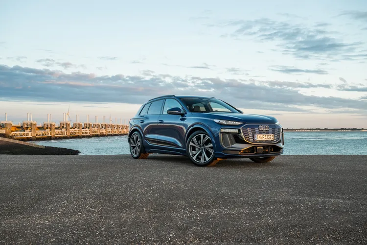 Audi Q6 e-tron採用800V高效電能架構，支援最高270kW直流快充，展現品牌最新純電技術實力，七月更提供彈性的自由選購車專案。業者提供