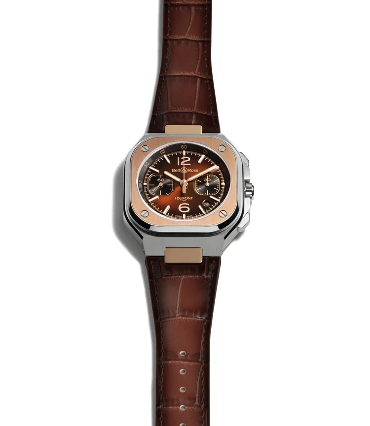 Bell & Ross BR-05 Chrono S.T. Dupont 計時腕錶，42mm，精鋼與18K玫瑰金錶殼，棕色太陽射線紋錶盤，棕色鱷魚紋皮革錶帶，BR-CAL.326自動上鏈機芯，動力儲存60小時，防水深度100米，限量150只，48萬4000元。品牌提供
