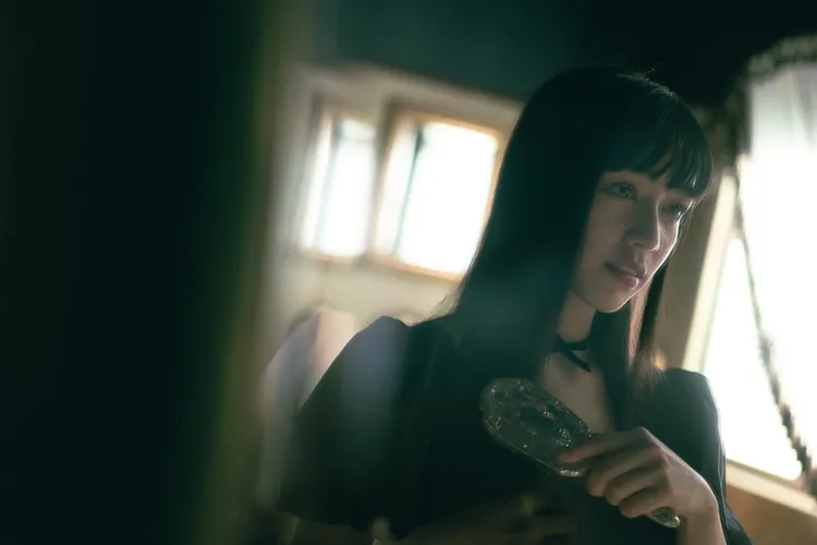 鄭煒齡戲中設定是擁有絕世魅惑美貌的女子。奇蹟映畫所提供
