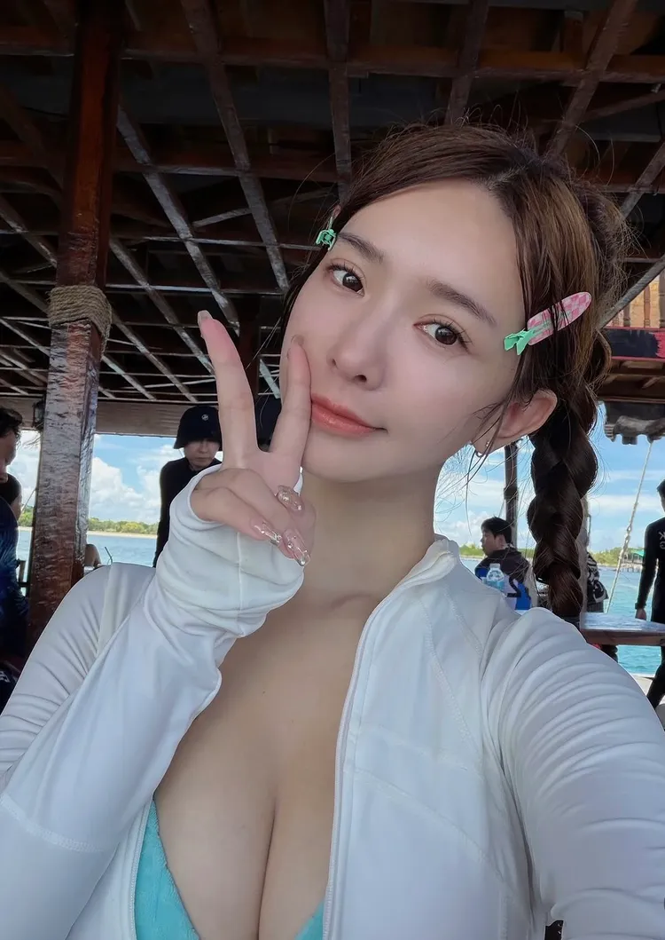 禾羽近期推出寫真集。翻攝禾羽IG