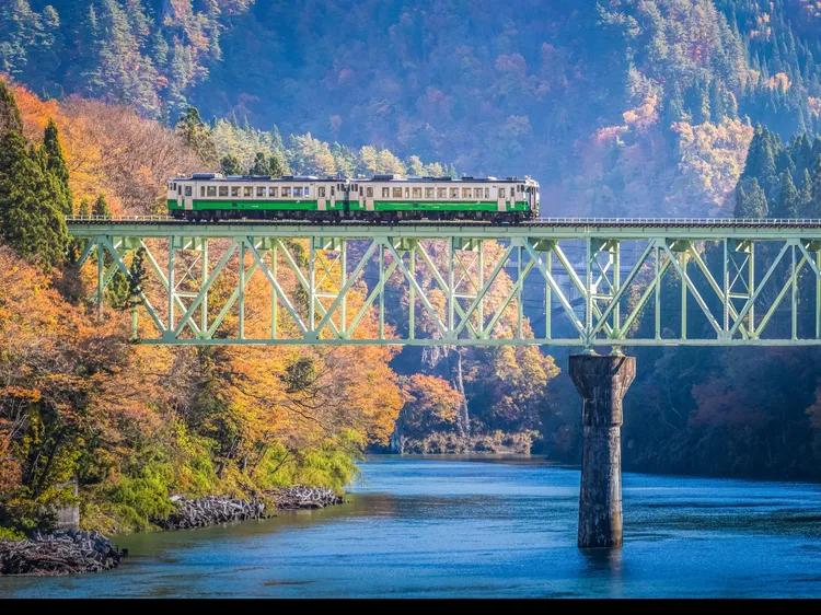 雄獅深耕全球鐵道，推出市場獨家「東北SATONO福島溫泉5日」，走訪網路票選最美賞楓鐵道「只見線」，每人6萬7900元起。雄獅旅遊提供